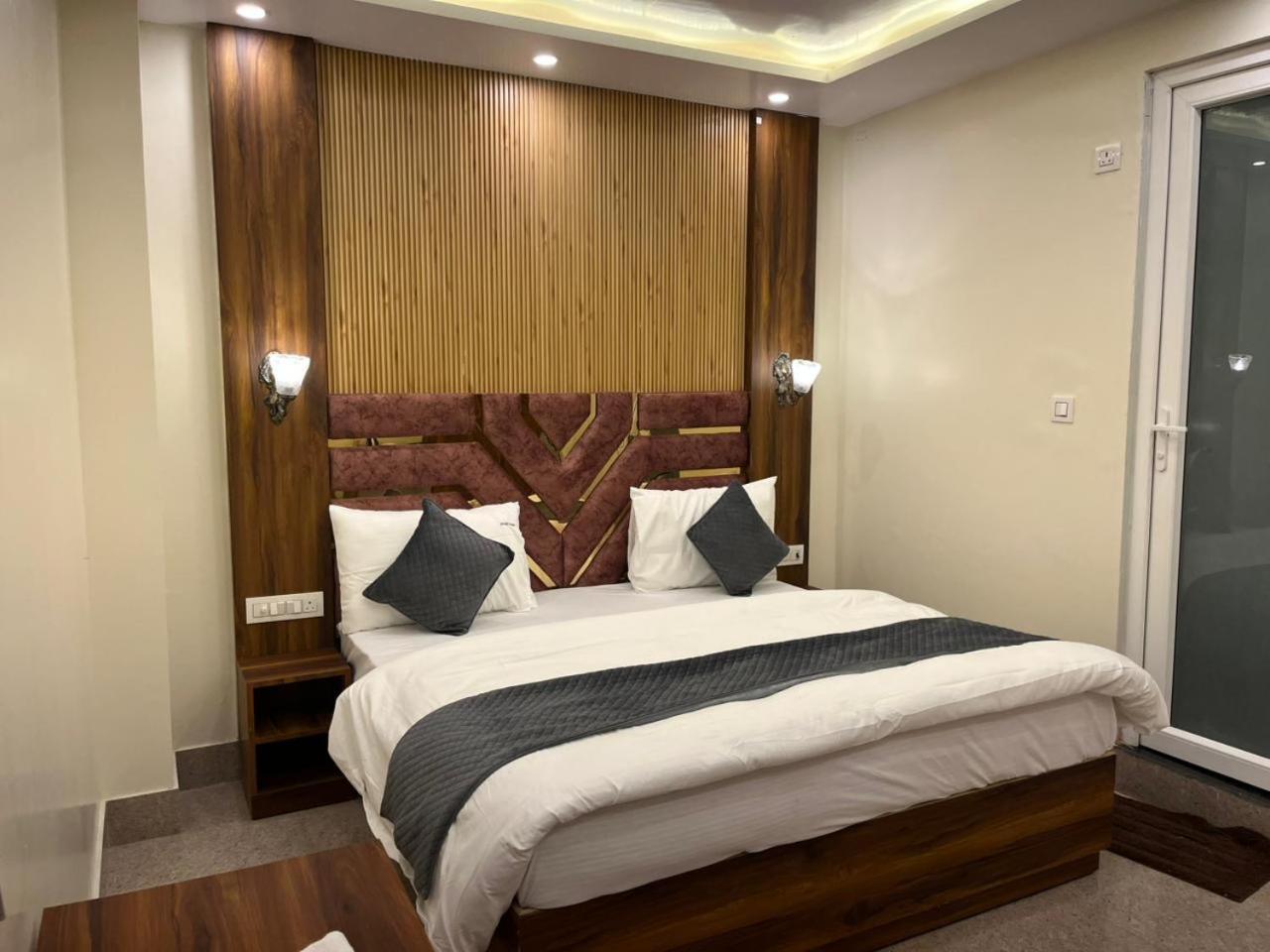 Hotel Grand Safari Kotdwāra Zewnętrze zdjęcie
