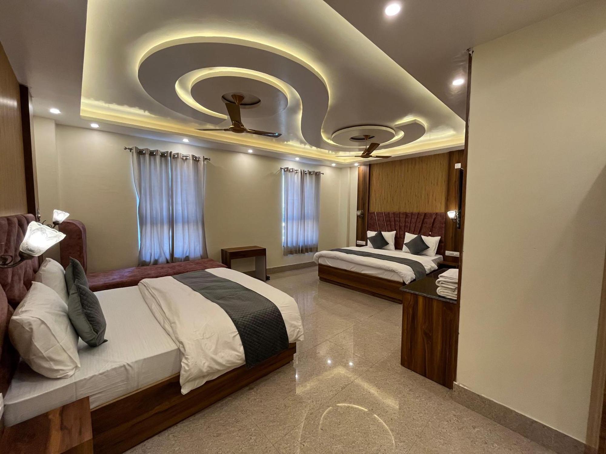 Hotel Grand Safari Kotdwāra Zewnętrze zdjęcie