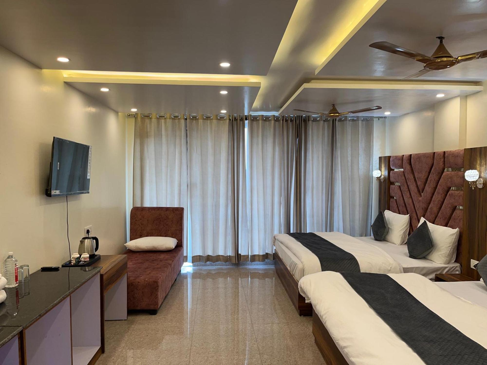 Hotel Grand Safari Kotdwāra Zewnętrze zdjęcie